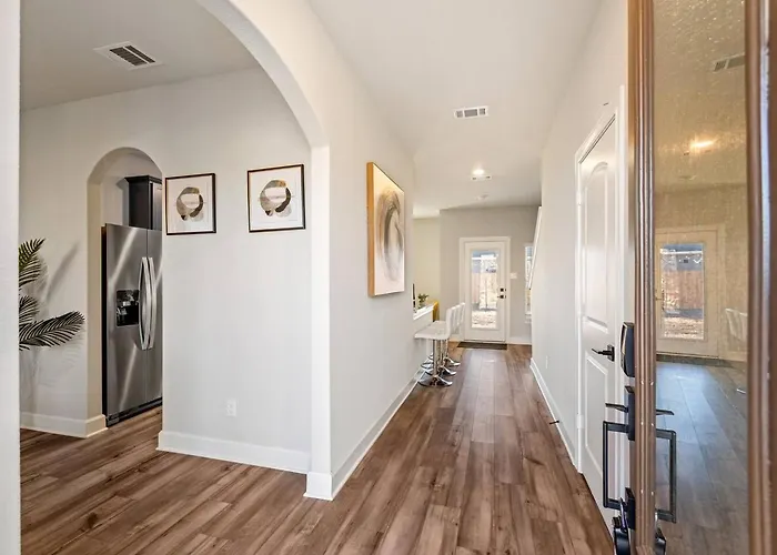 Crew-ready Private Brs W Tvs Parking Holiday home