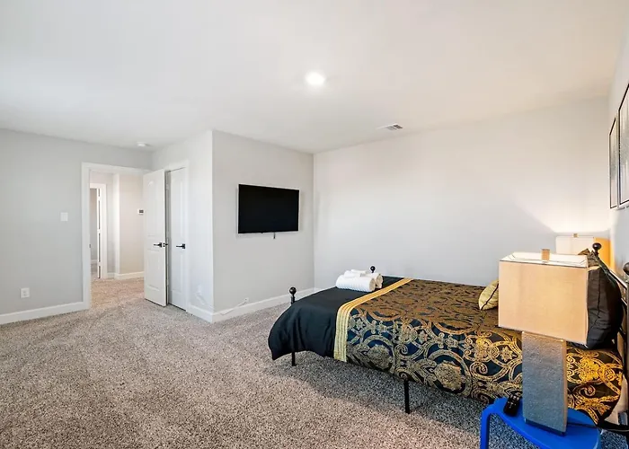 Crew-ready Private Brs W Tvs Parking Holiday home