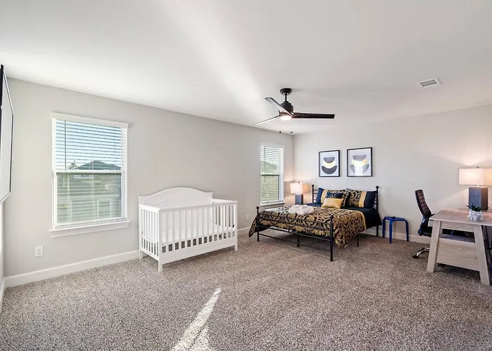 Crew-ready Private Brs W Tvs Parking Holiday home Fort Worth