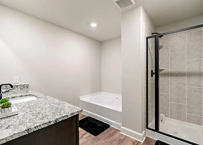 Crew-ready Private Brs W Tvs Parking Holiday home Fort Worth