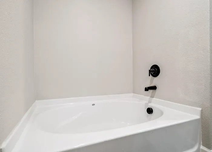Crew-ready Private Brs W Tvs Parking Holiday home *