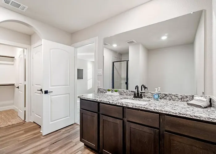 Crew-ready Private Brs W Tvs Parking Holiday home *